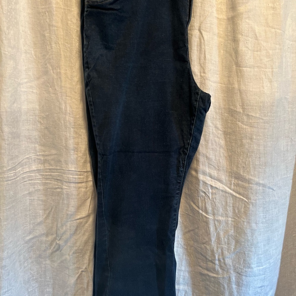 Evri mid rise bootcut woman’s jeans in sizer 22. - Picture 2 of 5
